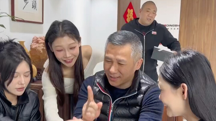 Dari kejauhan, semua orang terlihat sangat baik hati.