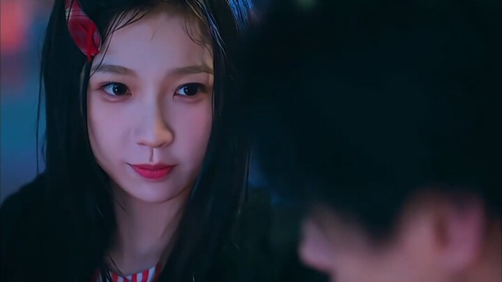 Nghĩ lung tung rồi! Jin Chao, anh thật là hai mặt mà, cuối cùng không nhịn được nên lén hôn vợ luôn.