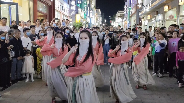 Pertunjukan malam di Gunung Yuntai, Henan, gadis-gadis berbusana Hanfu menari, sangat indah