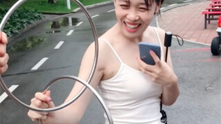 Trik sulap kecil untuk memikat gadis di jalan, si cantik langsung terpana di tempat!