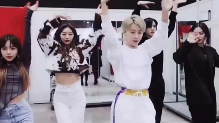 THE9's "Lion" stage rehearsal backstage