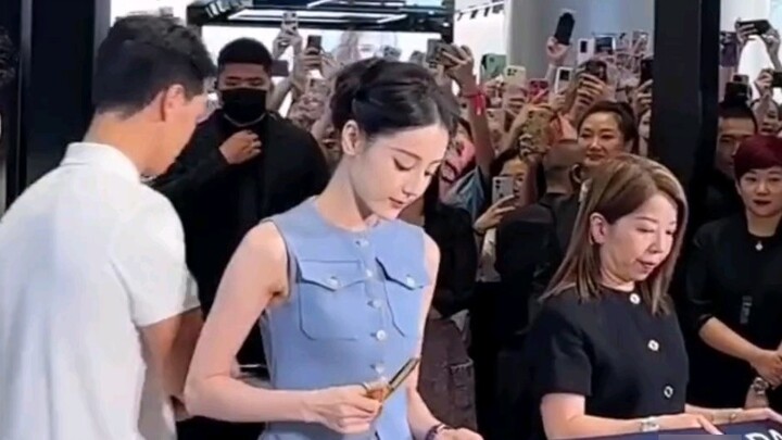 Dilireba's popularity at the Chengdu event finally made me understand why the brand didn't make an o