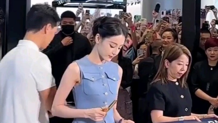 ในที่สุดความนิยมในงานเฉิงตูของ Dilireba ก็รู้แล้วว่าทำไมแบรนด์ถึงไม่ประกาศอย่างเป็นทางการ วันนี้ หลา