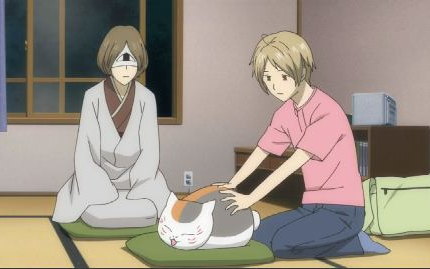 Natsume menggunakan berbagai teknik untuk memelihara kucing
