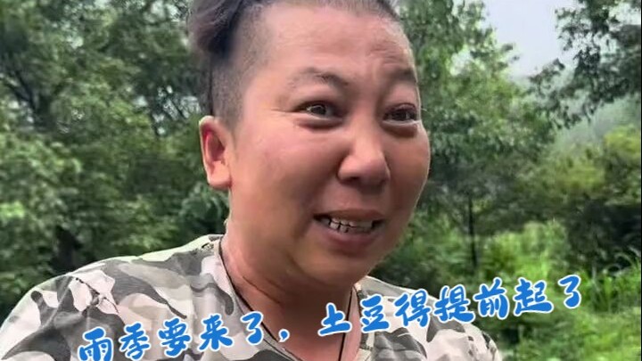 ما إن يبدأ العمل حتى تؤلمه الظهر، لذا يسارع لإنهاء حصاد البطاطس قبل حلول موسم الأمطار.