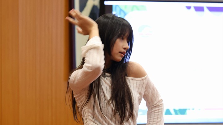 นักเรียนมัธยมปลายเต้นคัฟเวอร์จนทำให้รุ่นน้องสาวต่างพากันส่งเสียงเชียร์กึกก้อง