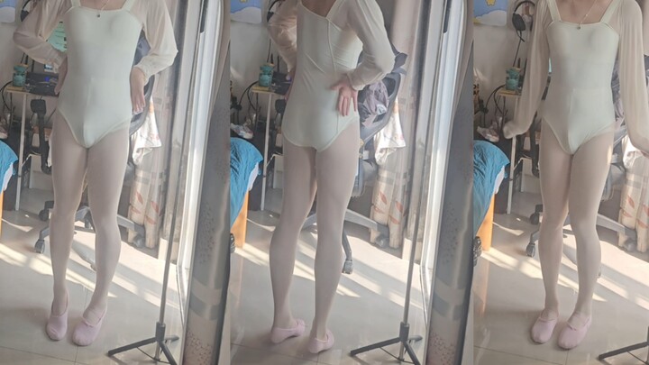 ชุดเต้นสีเบจสำหรับเด็กผู้ชาย แมตช์กับถุงเท้าเต้นสีชมพูเนื้อ และรองเท้าเต้น