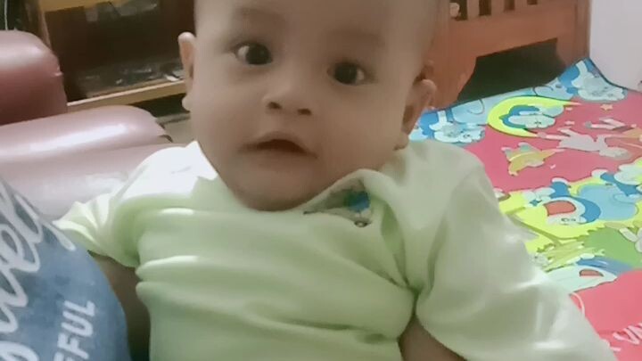 seru... lihatlah ketawa ngakaknya bayi ini andapun pasti ikut tertawa