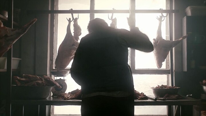 فيلم صيني يقدّسه 130 ألف مشاهد يكشف كيف يلتهم الأثرياء لُحْمَ الفقراء لقمةً بعد أخرى.