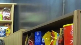 Em gái cú đêm Nhật Bản xem "Tôi đã xây một ngôi nhà an toàn bằng thép dưới lòng đất để có thể xem ph