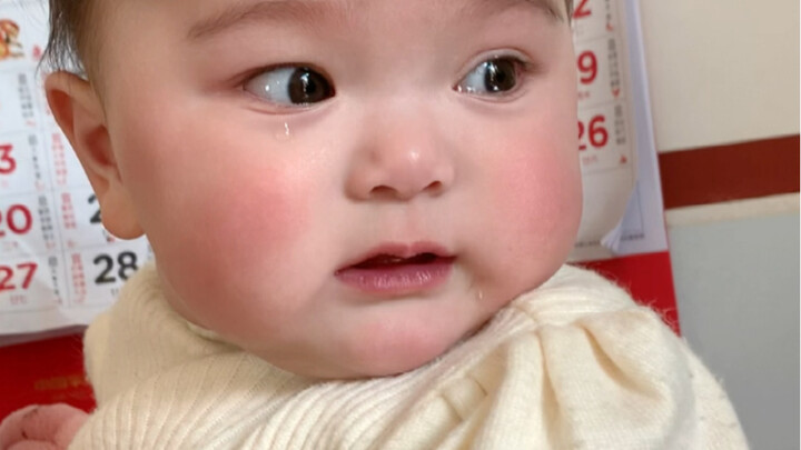 Crying with tears streaming down her face, she still doesn’t forget to eat!