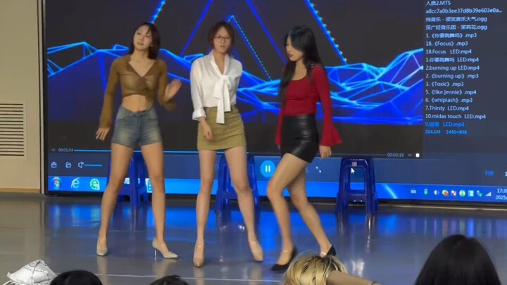 Lắng nghe tiếng mẹ râm ran # Váy ngắn aoa # Kpop