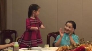 2岁半!最小年龄版本《清凌凌的水蓝莹莹的天》吴碧霞母女可爱演绎 小春天太可爱了