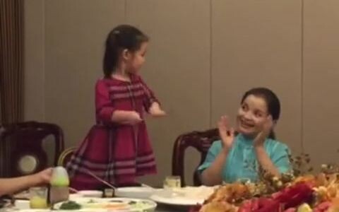 2岁半!最小年龄版本《清凌凌的水蓝莹莹的天》吴碧霞母女可爱演绎 小春天太可爱了