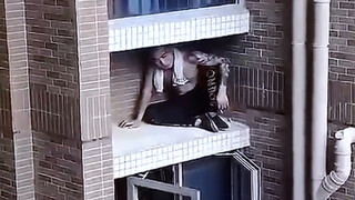 Chúng ta đã bắt được Lão Vương rồi. Điều tệ nhất có thể xảy ra là bị đánh đập. Ngồi xổm ở đây quá ng
