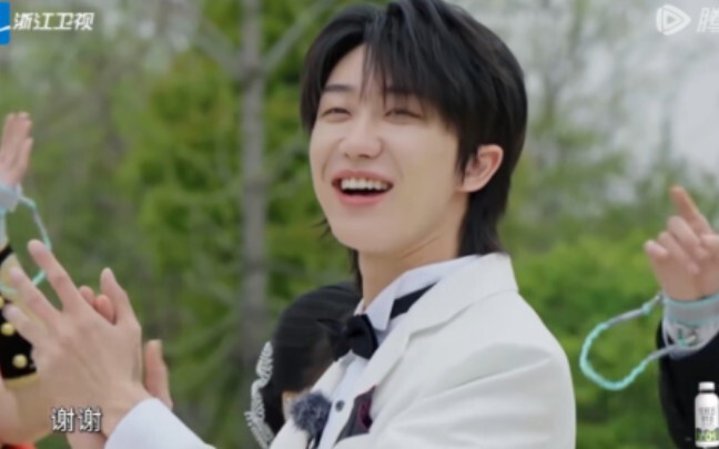 “كل ما يهتم به هو الركض في البرامج الواقعية لزيادة ظهوره، هو لا يحب المجموعة إطلاقًا”