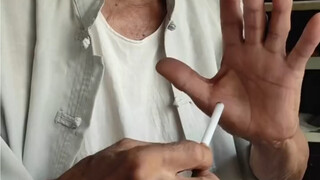 The old man’s cigarette passed through his palm, the master is among the people!