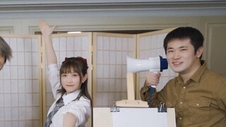Three bullies draw a portrait of a beautiful girl together?! The girl smiles with relief