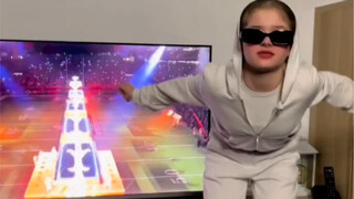 The little girl imitates Rihanna in perfect sync.