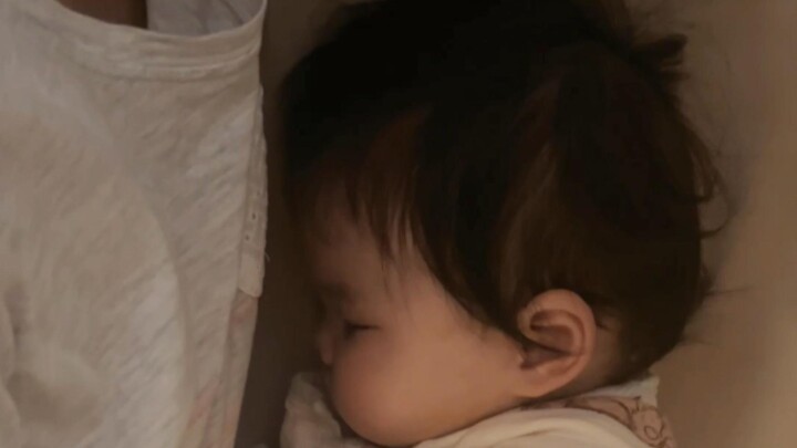 Con ngỗng cái mình mua hồi hè năm ngoái, nuôi bao lâu rồi mà vẫn bé tí một cục thế này.