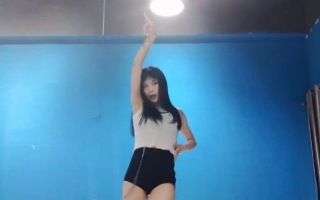 宣美“TAIL”尾巴，献丑了。李老师的腿是神仙腿，我这就将就看了。可以求个小手手吗？