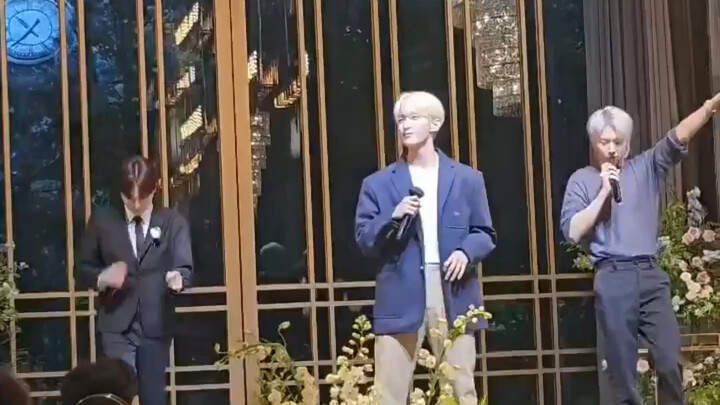 กลุ่มศิลปินชายด้านงานแต่งงานกลับมาทำงานอีกครั้ง ฟูซัวซุนขึ้นโชว์ในงานแต่งของผู้จัดการ สนุกสุดเหวี่ยง