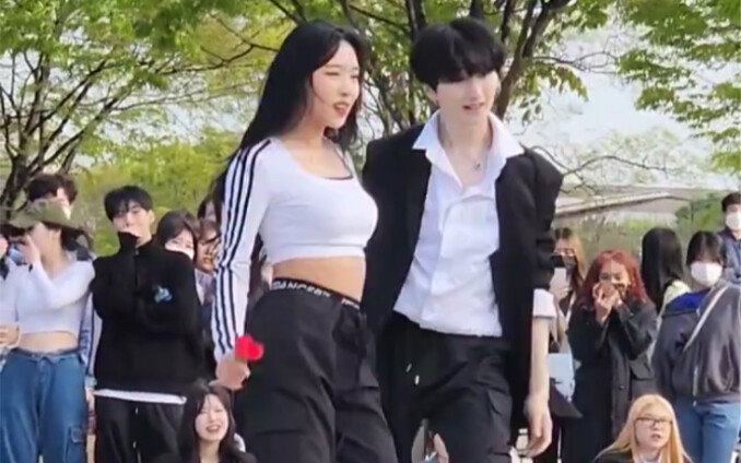 Ahhh, biting the rose is so seductive! Seyoung & Jiho Focus | 230416 ARTBEAT Roadshow Hot Performanc