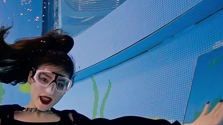 XG-MASCARA dances underwater, even her hair is dancing!