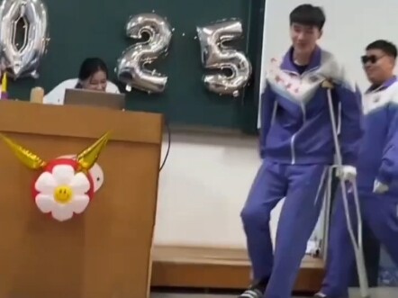 แม่: ลูกชายเท้าเจ็บนะ เราขออนุญาตหยุดเถอะ อย่าไปดีกว่า ลูกชาย: ขุนพลผู้ยิ่งใหญ่แห่งฝ่ายหนึ่ง จะหลบเล