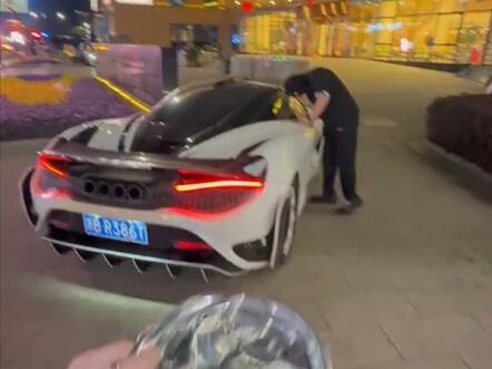 พี่ชาย คุณทำอะไรอยู่ตรงนั้น?