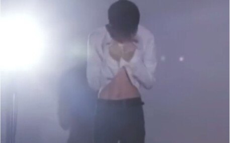 [Wang Yibo] Broad shoulders, narrow waist, wet hair and wet clothes are so sexy