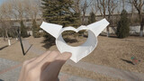 สอนวิธีพับกระดาษเครื่องบินรูปหัวใจ พร้อมกับอธิบายเรื่องที่เข้าใจผิดกัน