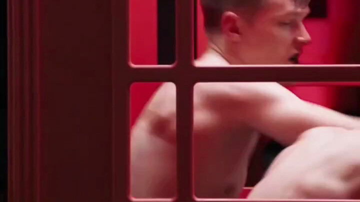 Tinju di bilik telepon Rusia: pertarungan jarak dekat sungguhan, setiap pukulan mengenai sasaran!