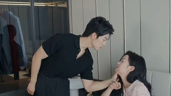 เมื่อผู้หญิงเห็นสามีจับมือกับผู้หญิงคนอื่น กลับไม่ตื่นตระหนกแม้แต่น้อย แค่หยิบมือถือมาถ่ายรูปก่อน #น