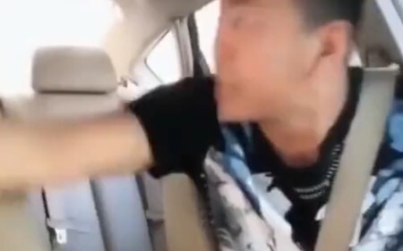 Anakku pergi naik taksi.