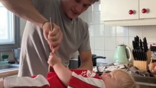 『喜剧小剧场』爸爸沉迷“厨师”角色扮演无法自拔…宝宝超配合