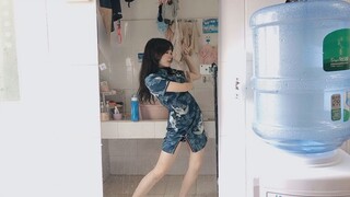 Nữ sinh viên thay đồ để thể hiện tài năng. Quần áo chật chội, ký túc xá quá đông nên không thể di ch