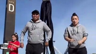 马戏团小姐姐踩着高跷走路跳舞，还解开了疑惑：要怎么从高跷上下来？