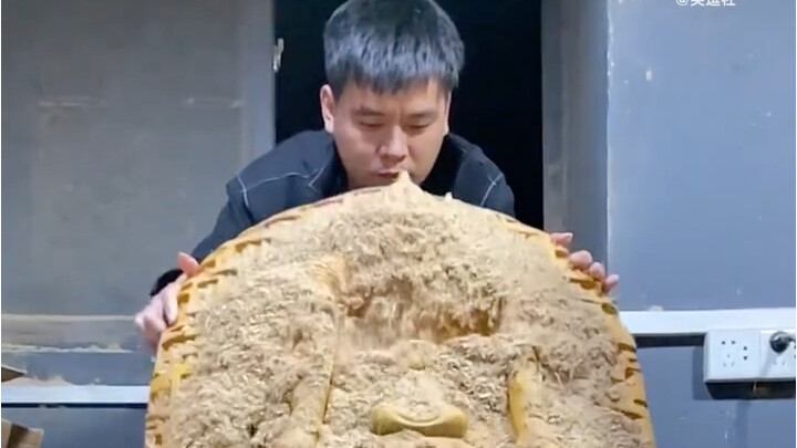 لحظة وقوف عمل النحت الخشبي تقشعر لها الأبدان!