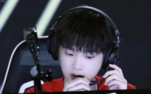 【R1SE】Zhou Zhennan takes the vibe in a whole new direction: domineering esports face vs. cute, youth