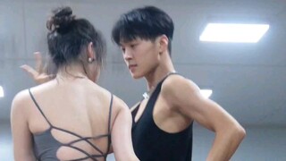 粉丝:女伴腿上的青紫让人心疼。所以啊世上哪会有容易的事#淮南世际艺术学校 #张敬轩 #刘秭希