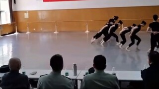 ชั้นเรียนนักเรียนหญิงชั้นมัธยมศึกษาปีที่ 16 ของโรงเรียนศิลปะการทหาร (เวอร์ชันเสียงรีมาสเตอร์)