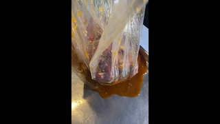 กำลังจะกินอาหารทะเลมูลค่า 200 เหรียญ 🦞