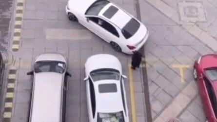 Thịt người chiếm giữ chỗ đỗ xe, ô tô màu trắng làm điều này, và kết quả là...