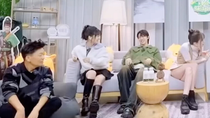 “Some people take one step, but I have to take three” “Yeah, her legs are short” [Shen Yue | Seo Myu