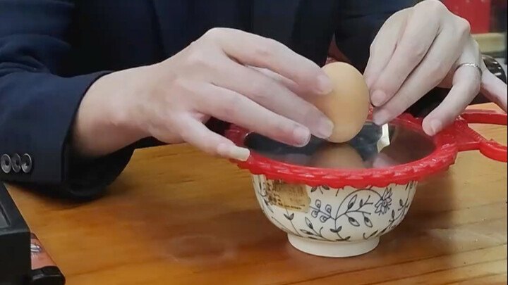 Unveiling Folk Deceptions: Standing an Egg on a Mirror!