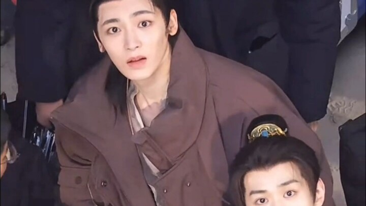 Ba gương mặt sững sờ vì bị chụp lén