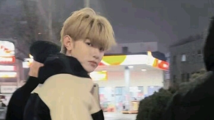 Chàng trai tóc vàng mình tình cờ gặp khi sang đường trong ngày đông chính là thần tượng mình yêu thí