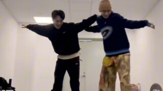 啊啊啊丁队和队员私下一起跳舞啦！这种松弛感太绝啦！