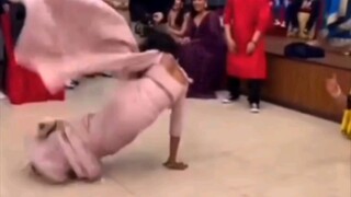 رائعة جدًا يا أختي! رقصة بريكينغ بفستان وحذاء بكعب عالٍ